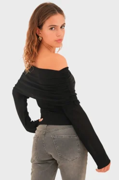 "Off shoulder" top black